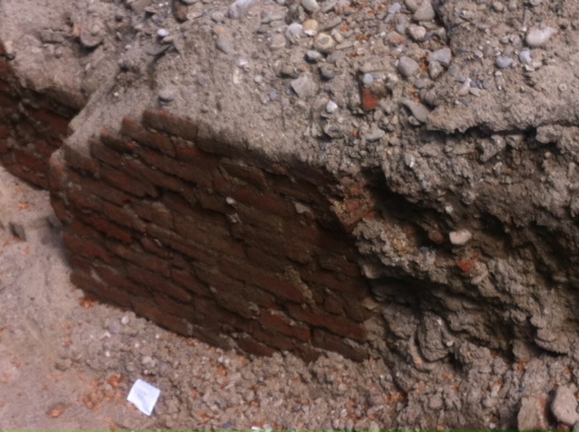 Ţieri, muncitorii care lucrează pe şantierul liniei de tramvai 101 din Ploieşti, pe tronsonul BCR-platoul Halelor Centrale, au descoperit zidurile unei clădiri vechi.