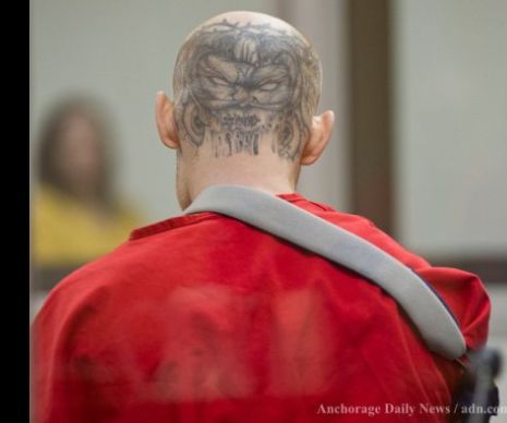 Jason Walter Barnum a primit 20 de ani de închisoare pentru uciderea unui poliţist în 2012. Bărbatul are tot chipul tatuat, inclusiv ochiul drept, iar privirea sa este foarte înfricoşătoare.