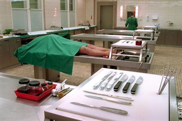 În urma articolelor publicate de observatorulph.ro, fiica pacientului mort în condiții suspecte după ce a căzut și s-a rănit la cap chiar într-unul din saloanele Spitalului de Psihiatrie Voila unde fusese internat, ne-a trimis un e-mail în care își expirmă punctul său de vedere vis a vis de condițiile în care a fost tratat tatăl său în ultimele zile de viață.