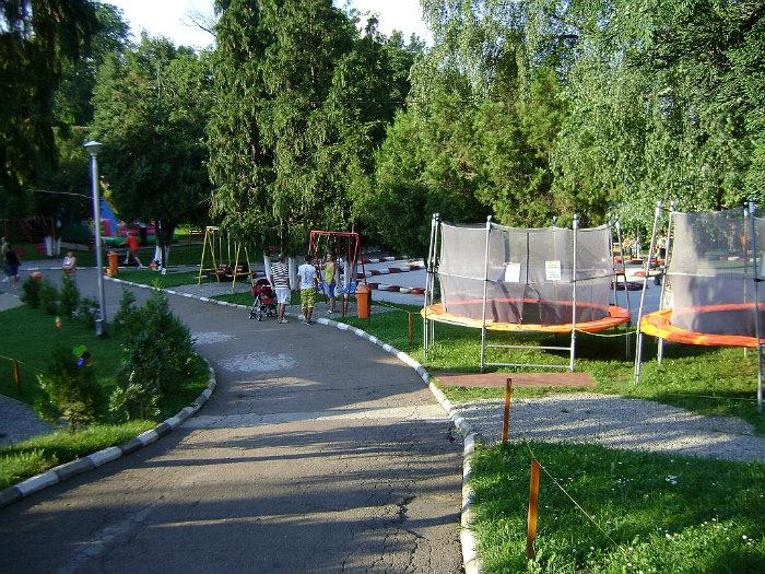 Parcul de distracții Mițu-Chițu din Câmpina va fi închis șase luni pe an, este decizia Consiliului Local care a aprobat, cu majoritate de voturi, solicitarea administratorului Anca Sachelia. Aceasta a cerut ca accesul în parc să fie permis doar în perioada de primăvară-vară, în restul lunilor vremea fiind nefavorabilă activităților în aer liber.