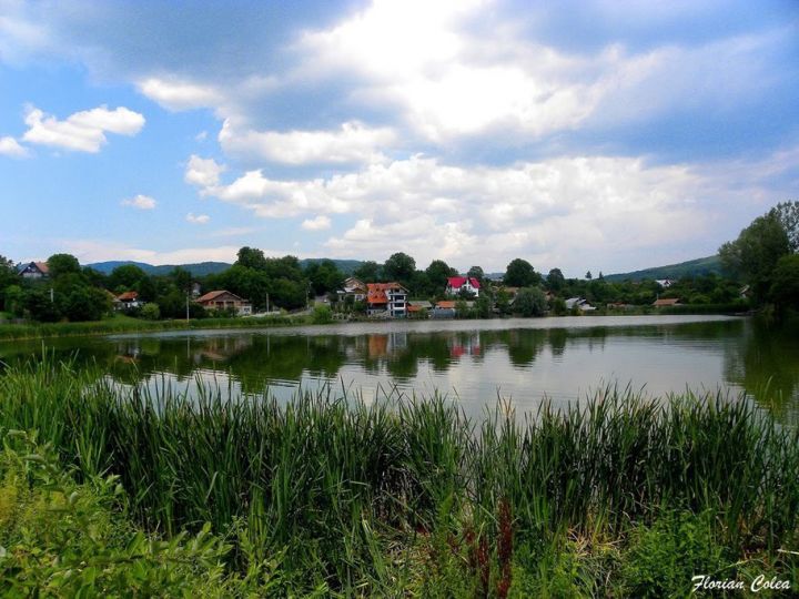 Dealu Sinoiu, în apropiere de Breaza. De sus, din vârful Sinoiului, de la altitudinea de 740 metri, atât cât măsoară dealul, poţi cuprinde cu privirea întreaga panoramă a comunei Cornu şi a împrejurimilor sale. Foto: www.amaryllistour.ro