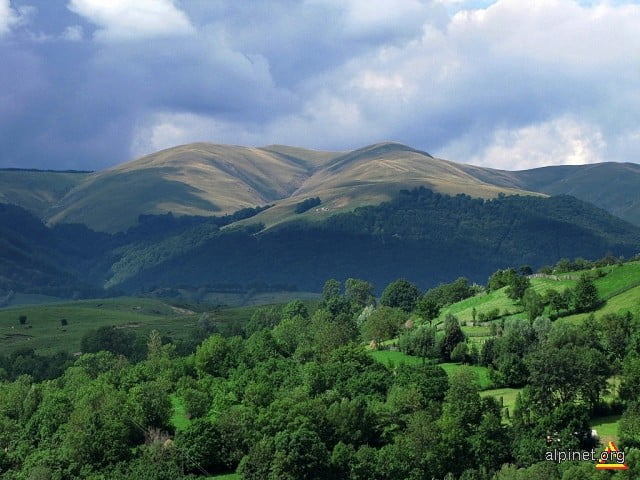 Dealu Sinoiu, în apropiere de Breaza. De sus, din vârful Sinoiului, de la altitudinea de 740 metri, atât cât măsoară dealul, poţi cuprinde cu privirea întreaga panoramă a comunei Cornu şi a împrejurimilor sale. Foto: www.amaryllistour.ro