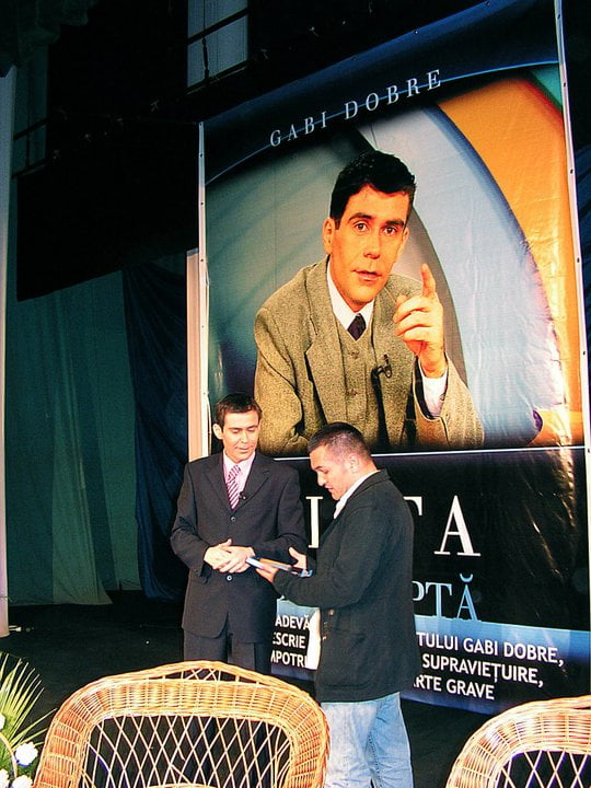 Printre cei 86 de cetăţenii de onoare ai municipiului Ploieşti se află, la poziţia 49, şi un jurnalist, singurul de altfel. Este vorba de prietenul meu Gabi Dobre, pe vremea când eram colegi la acelaşi trust de presă - eu, director la Jurnalul de Prahova, iar el realizator TV la Antena 2 Ploieşti, în anii 1999-2000.