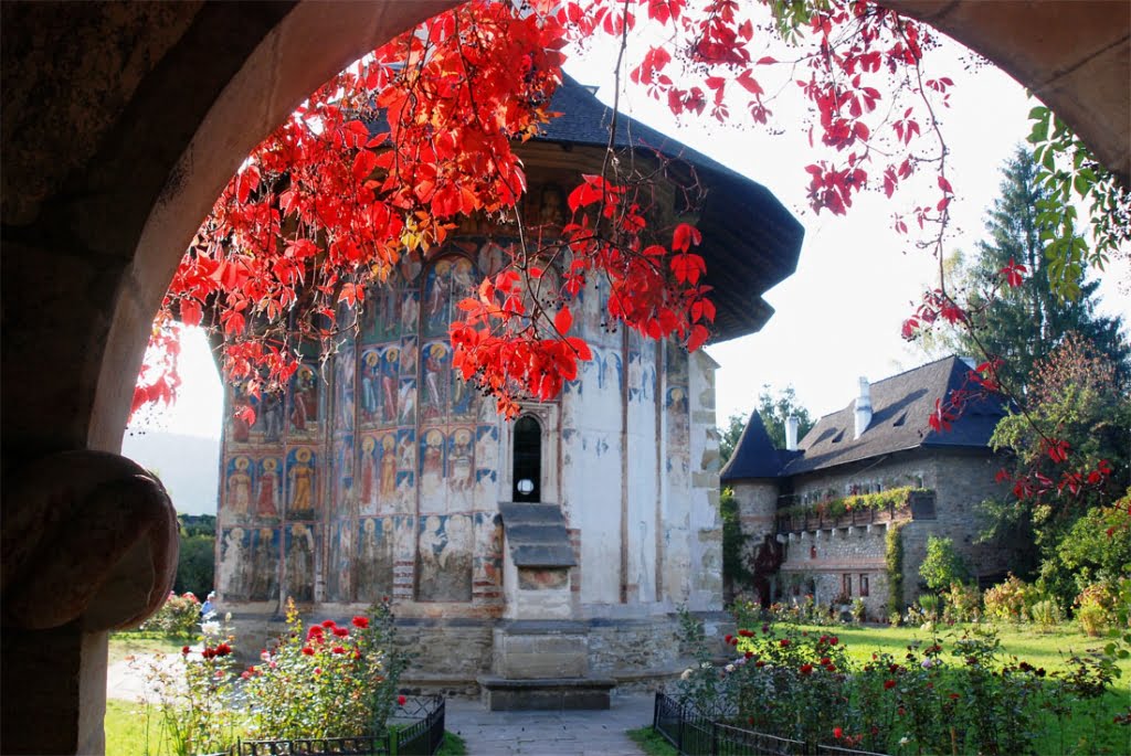 intrare-la-manastirea-moldovita.jpg