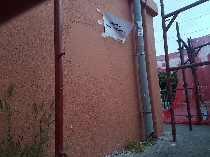 atentie-cade-tencuiala.jpg