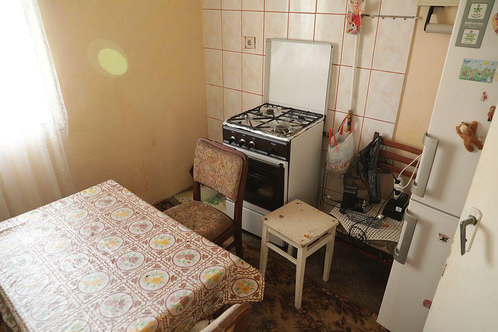 adelaparvu.com-despre-apartamentul-familie-Miron-Tartasesti-episodul-13-sezonul-5-Visuri-la-cheie-bucatarie-inainte-2.jpg