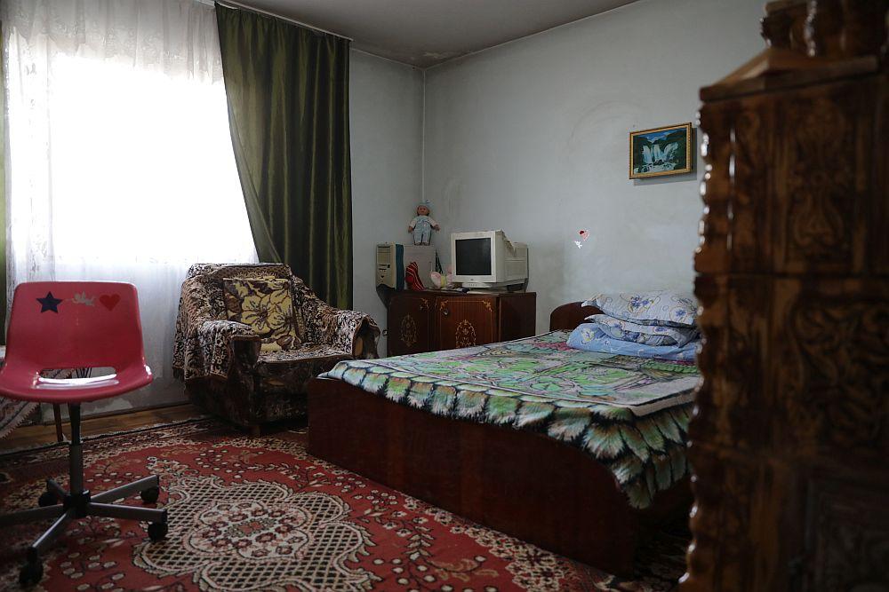 adelaparvu.com-despre-apartamentul-familie-Miron-Tartasesti-episodul-13-sezonul-5-Visuri-la-cheie-living-înainte-3.jpg