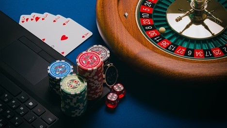 roata de ruleta, jetoane de cazino, cărți de joc roata de ruleta, jetoane de cazino, cărți de joc