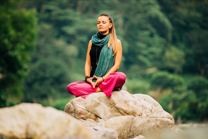 Denis Dochioiu, master trainer yoga, interviu, tehnici de respiratie, masterclass, curs online yoga, gestionare emotii, yoga Ploiesti, Fitness Scandinavia, meditatie, life yoga center, India, depresie