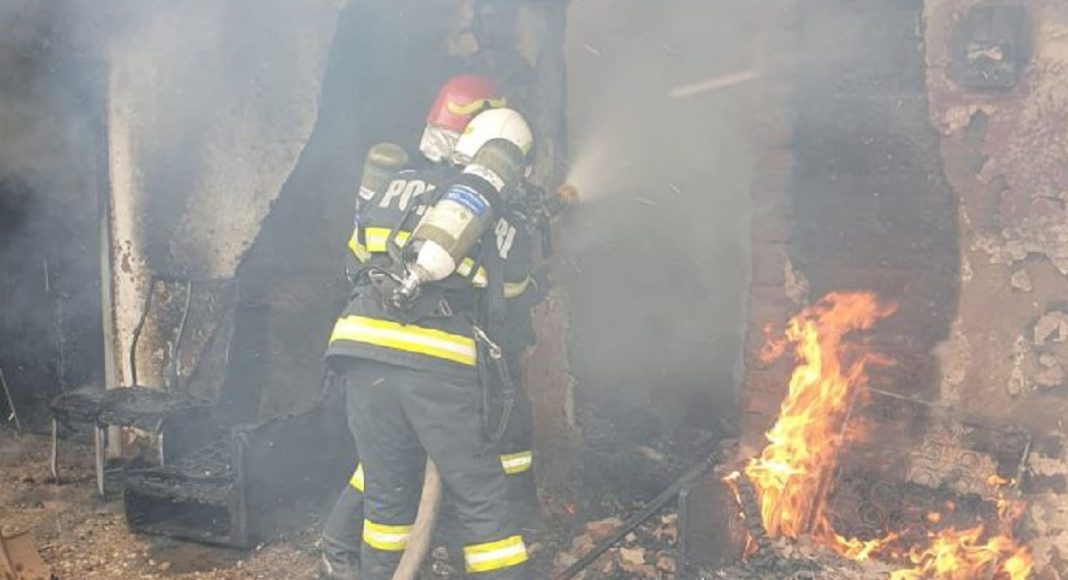 incendiu, casă, comuna Gura Vitioarei, Poiana Copăceni, 2 autospeciale, ambulanță SMURD, 80 mp