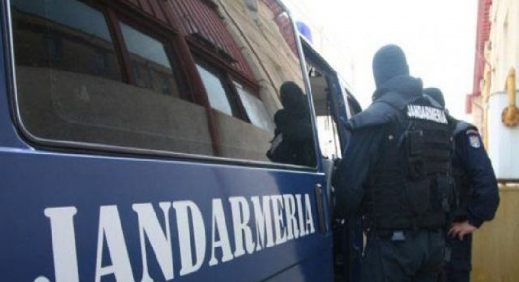 masina-jandarmerie-cu-jandarmi-langa-ea-1