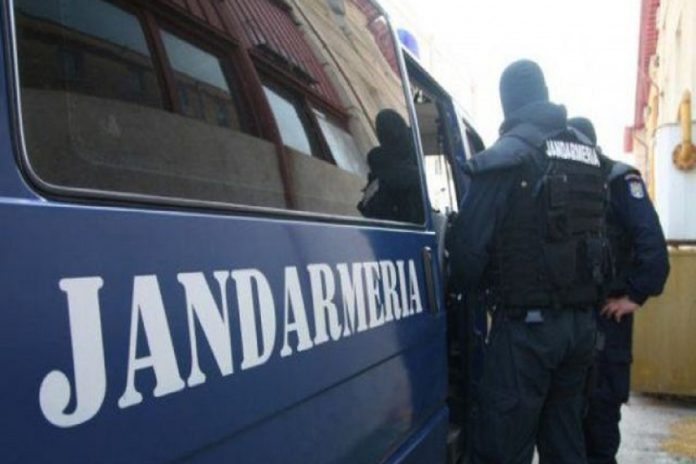 masina-jandarmerie-cu-jandarmi-langa-ea-1