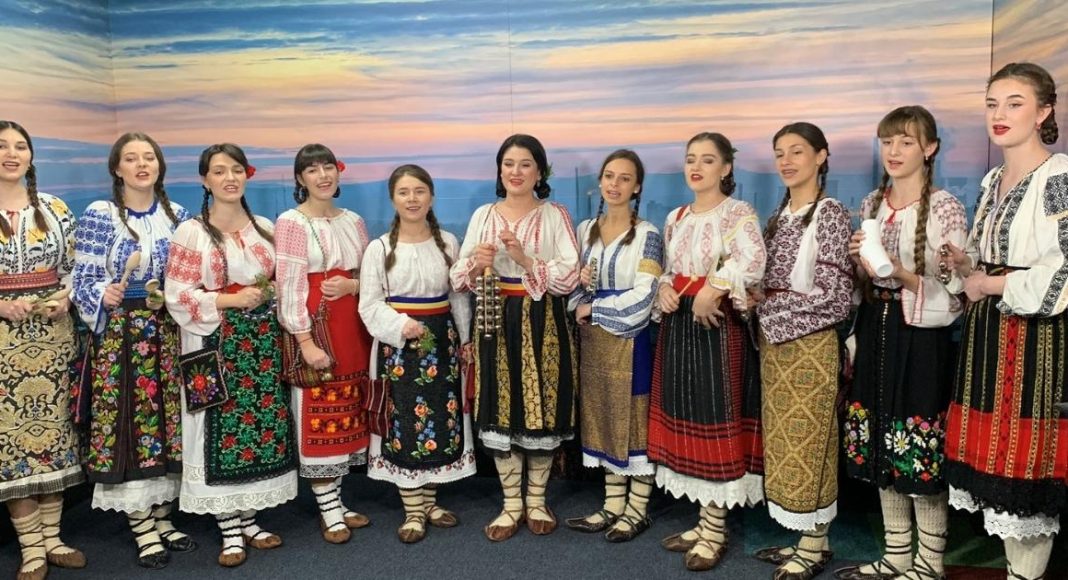 seară de Crăciun, premieră pe Facebook, Mândrele de la Ploiești, grup vocal folcloric, tradiție, colinde de Crăciun, Adela Dumitru