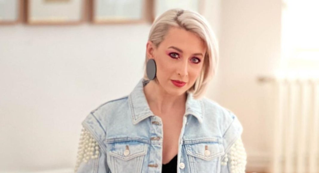 Alexandra Catrangiu, designer vestimentar, Vălenii de Munte, Facultatea de Litere, artă