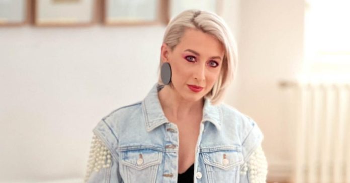 Alexandra Catrangiu, designer vestimentar, Vălenii de Munte, Facultatea de Litere, artă Alexandra Catrangiu, designer vestimentar, Vălenii de Munte, Facultatea de Litere, artă