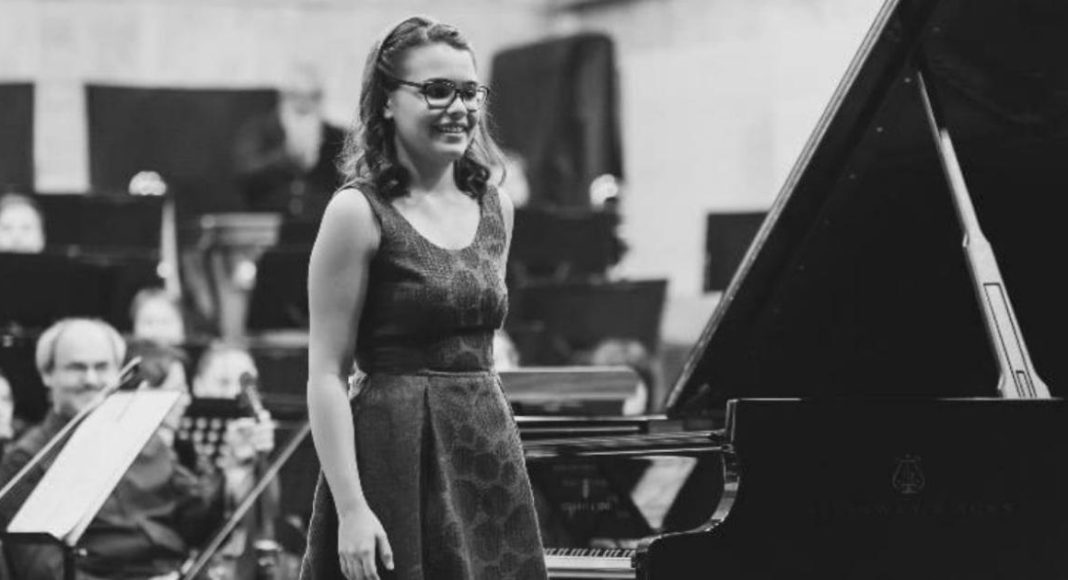 Ana Antonia Tudose, pianistă, ploieșteancă, muzică clasică, Aleksandr Madzar, muzică, pian, pianistul Philippe Raskin, Colegiul de Artă Carmen Sylva Ploiești, cover