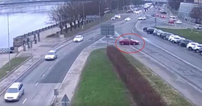 mașină fără șofer, parcare, Letonia, Riga, râul Daugava, incident, twitter