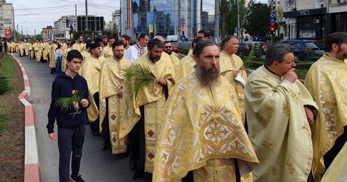 preoți, credincioși, procesiune de Florii, Ploiești, traseul procesiunii, cover
