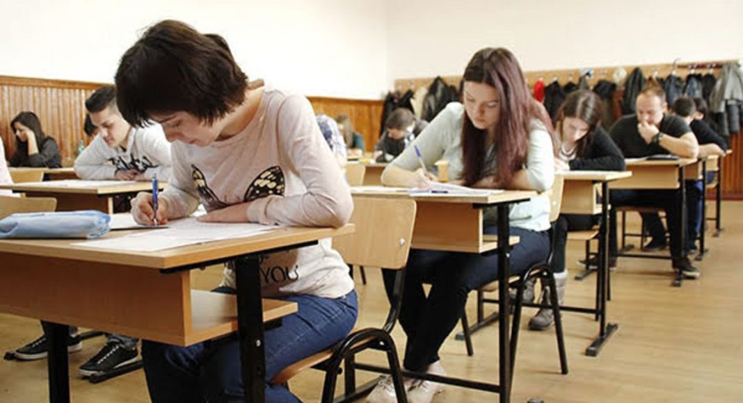 elevi în timpul examenului
