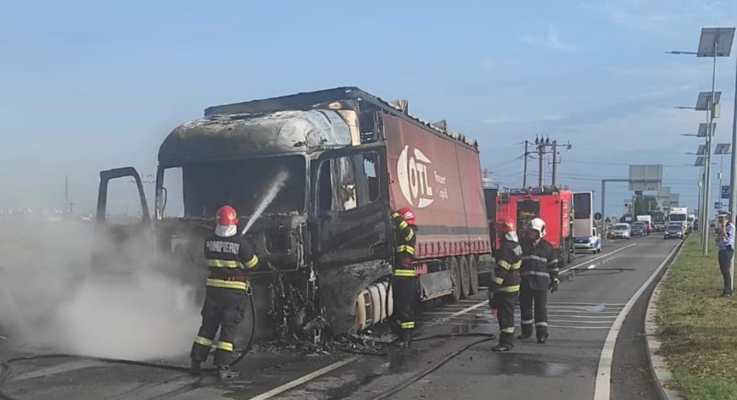 incendiu, Centura de Vest, Ploiești, camion, sens giratoriu, Lukoil, ISU Prahova, pompieri, echipaj SMURD, cover