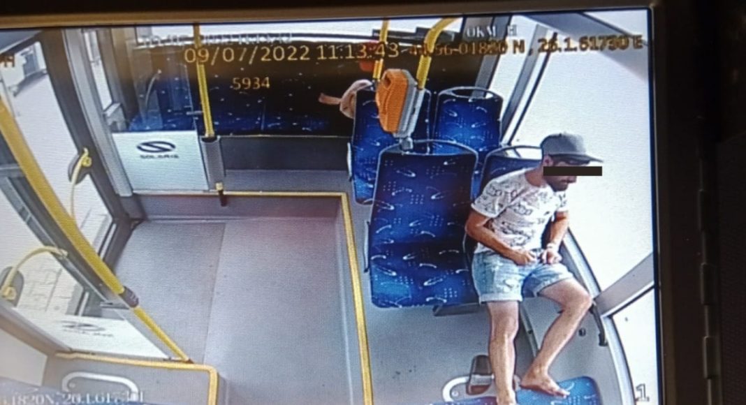 transport în comun, cu picioarele pe scaun, TCE, comportament inadecvat, relaxare în TCE