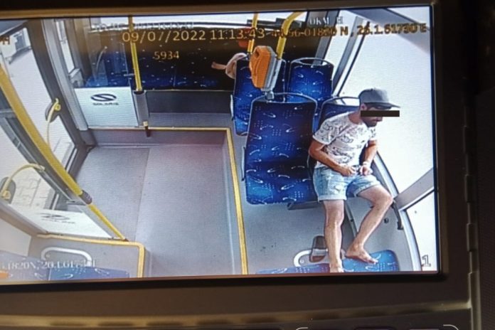 transport în comun, cu picioarele pe scaun, TCE, comportament inadecvat, relaxare în TCE