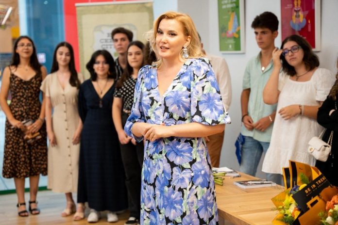 Silvia Cristina Filoneanu, profesoară de engleză, elevi, autori carte, scriere creativă, Where Wildflowers Grow, Wild Ink Creative Writing Club, Colegiul Național Ion Luca Caragiale, cover Silvia Cristina Filoneanu, profesoară de engleză, elevi, autori carte, scriere creativă, Where Wildflowers Grow, Wild Ink Creative Writing Club, Colegiul Național Ion Luca Caragiale, cover