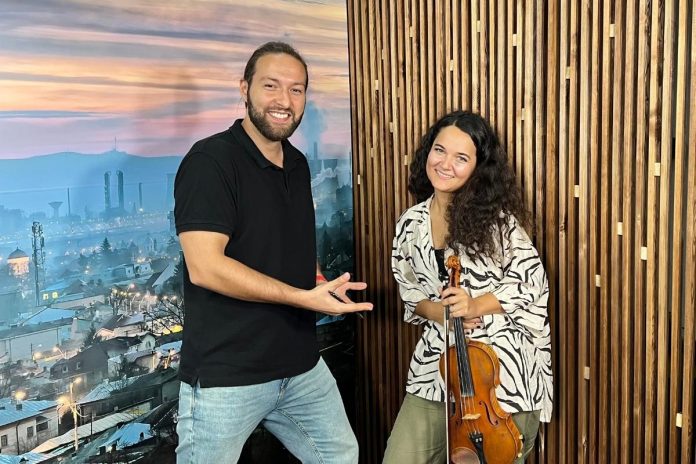 Adela Ancuța, actor, artist, interviu, Capitala Tineretului, podcast, Generația lui John, profesor de vioară, Teatrul Ancuța, cover Adela Ancuța, actor, artist, interviu, Capitala Tineretului, podcast, Generația lui John, profesor de vioară, Teatrul Ancuța, cover