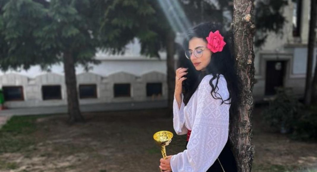 Elisabeta Milea, profa de religie, Colegiul Național Nicolae Grigorescu, Câmpina, grup vocal instrumental, Celesta, interviu