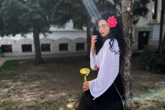 Elisabeta Milea, profa de religie, Colegiul Național Nicolae Grigorescu, Câmpina, grup vocal instrumental, Celesta, interviu