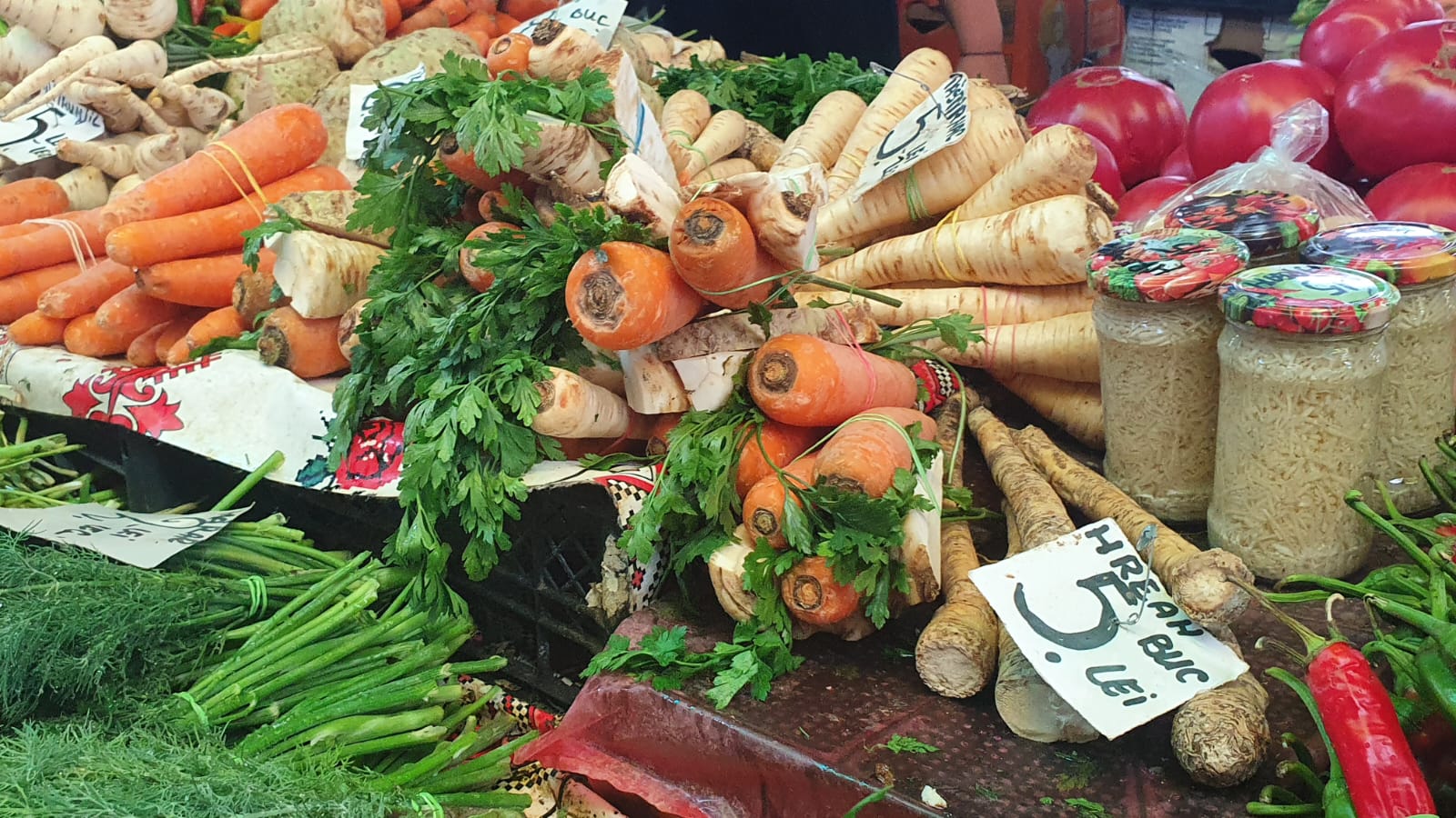 Cât te costă legumele pentru zacuscă și murături la Halele Centrale din