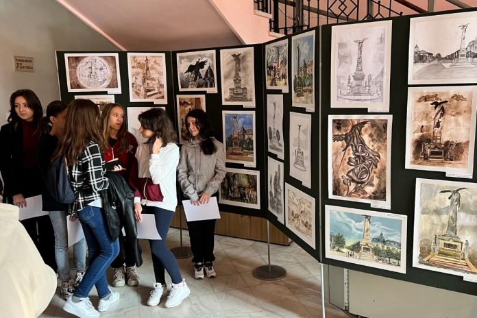 Monica Cîrstea, muzeograf, Muzeul de Istorie și Arheologie, Ploiești, Carmen Sylva Ploiești, elevi, omagiu, ostași prahoveni, poveste, monumentul vânătorilor Monica Cîrstea, muzeograf, Muzeul de Istorie și Arheologie, Ploiești, Carmen Sylva Ploiești, elevi, omagiu, ostași prahoveni, poveste, monumentul vânătorilor