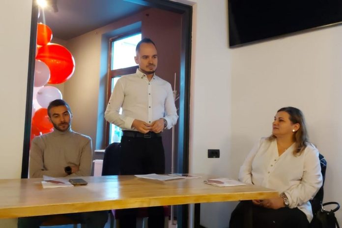 lansare, volum poezii, de la așternuturi la sentimente, Ploiești, poet, Bogdan Chitic, suferință, dragoste