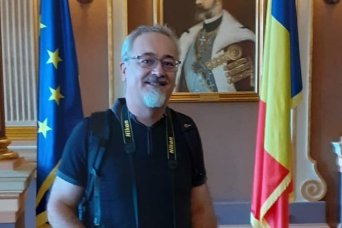Dan Popescu, profesor, Școala Gimnazială Ion Câmpineanu, nota 10, campanie educație, spune pe bune, sistem educațional, școala românească, dascăl, carieră în învățământ, uniforme