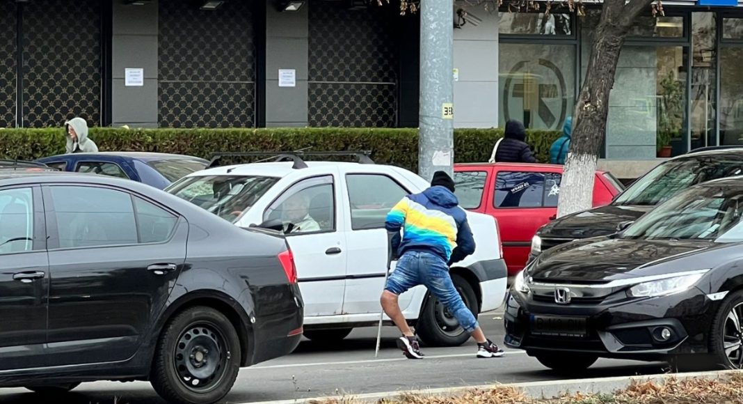 oamenii străzii, oameni fără casă, cerșetori, oameni cu handicap, cerșetor la stop, administrație, Ploiești, la semafor