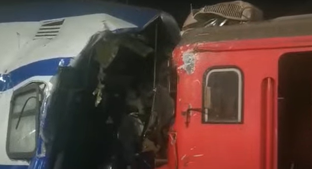 doua trenuri au intrat in coliziune