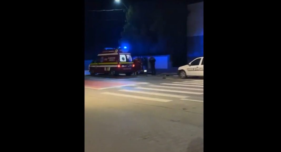 Ambulanta ofera ingrijiri medicale unei persoane accidentate