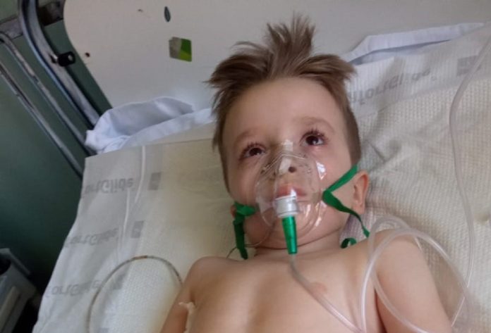 Andrei, copilul bolnav de cancer Andrei pe patul de spital