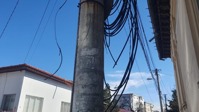 Ploiestiul împanzit de cabluri pe stalp
