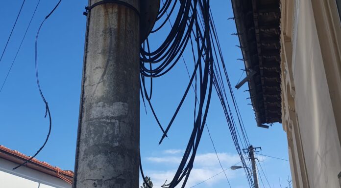 Ploiestiul împanzit de cabluri pe stalp