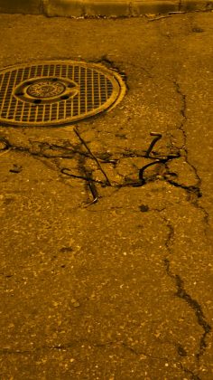 Bucata de sarma din asfalt