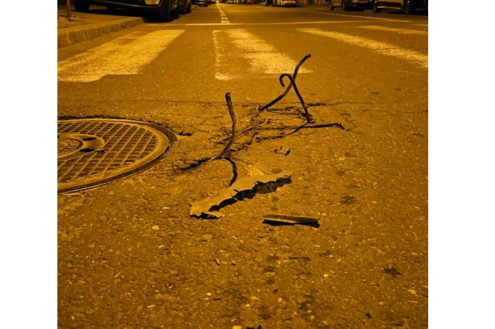 Bucata de sarma din asfalt