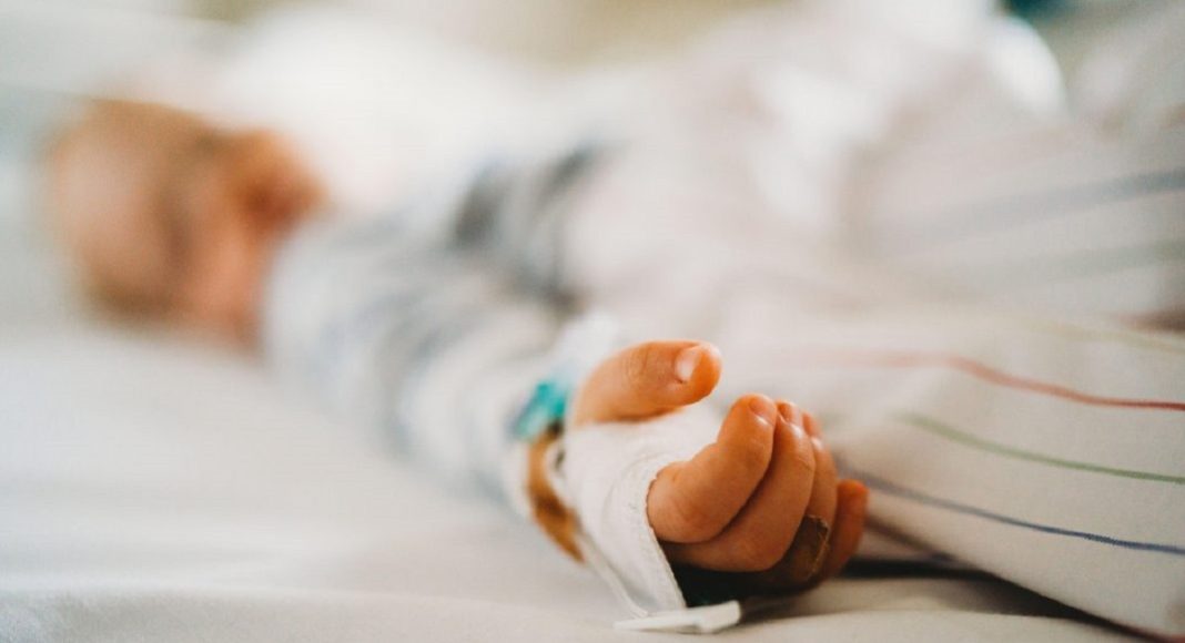 copil pe patul de spital