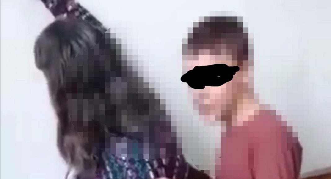Elevul o batjocoreste pe profesoara