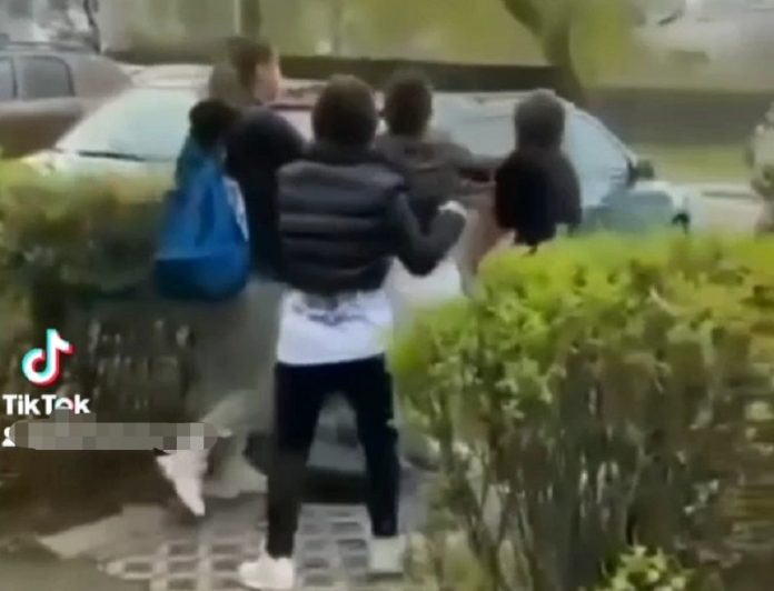 Bătaia intre eleve a avut loc in fata scolii