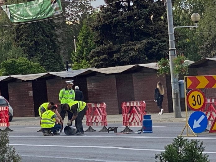 Asfaltarea la Ploiești se face cu găleata