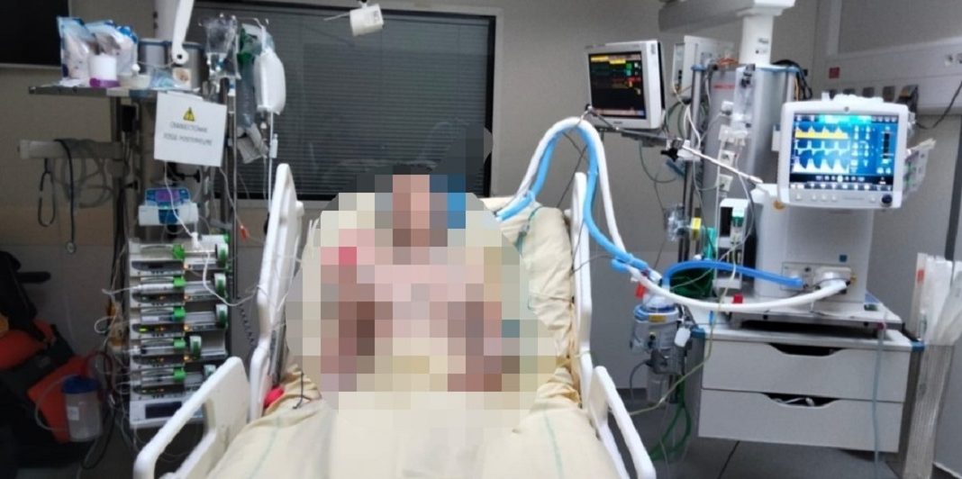 bolnav pe patul de spital