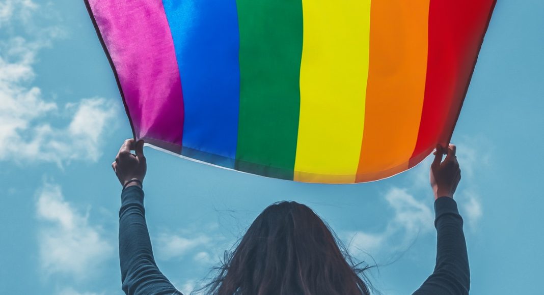 femeie steag lgbt