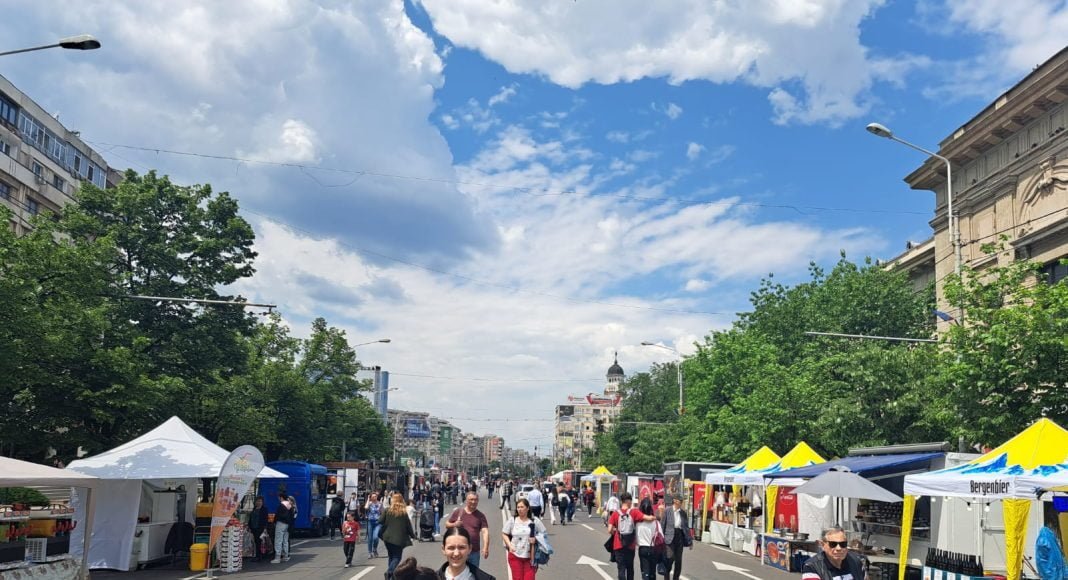 oameni strada pietonala sarbatoare