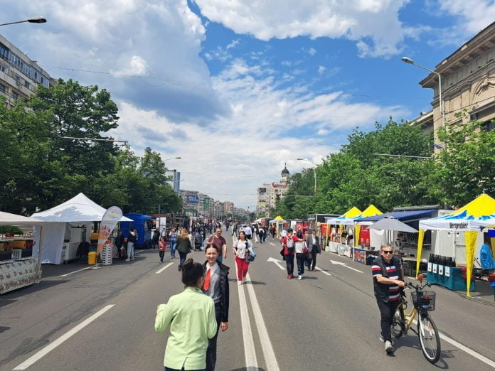 oameni strada pietonala sarbatoare
